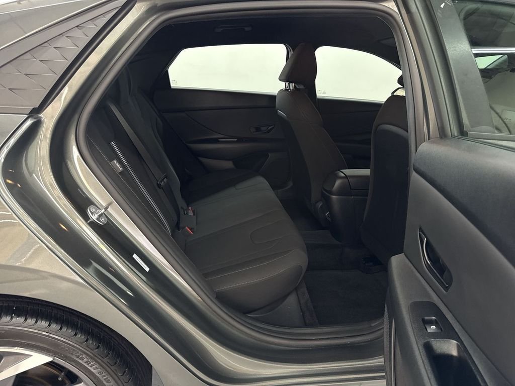 2025 Hyundai Elantra SEL - Photo 16