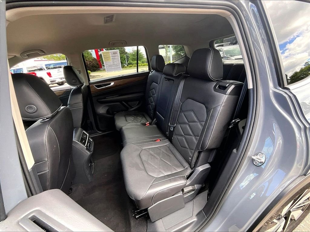 Used 2025 Gray Volkswagen 2.0T SE w/Technology image 15