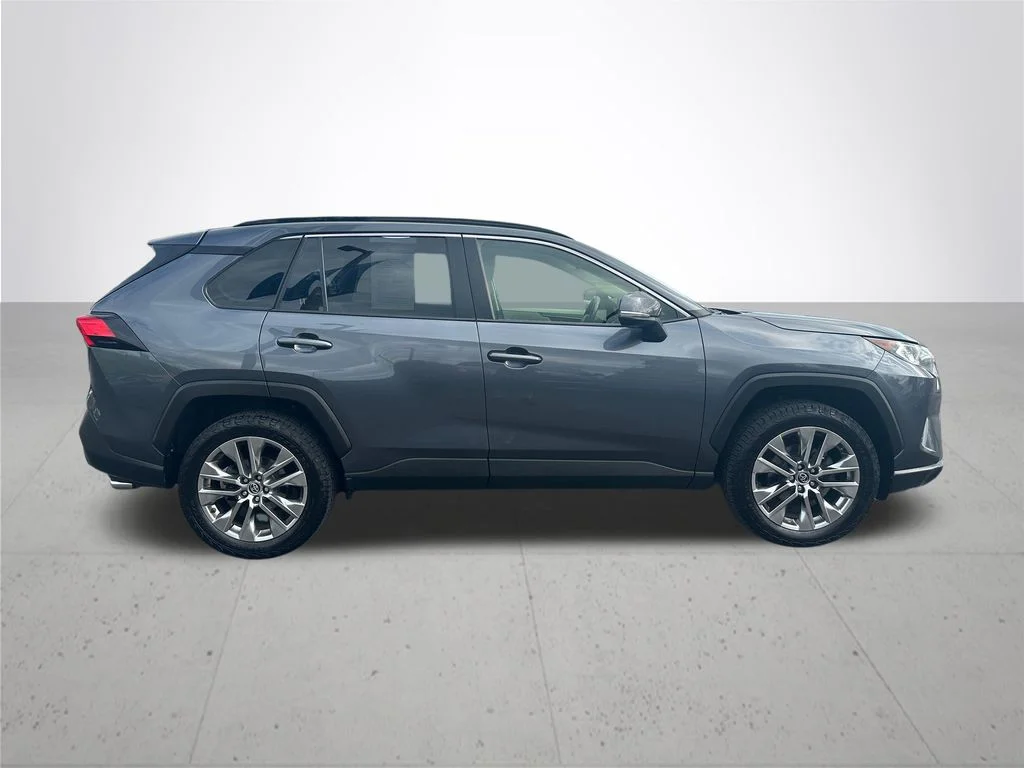 Used 2019 Gray Toyota XLE Premium image 6