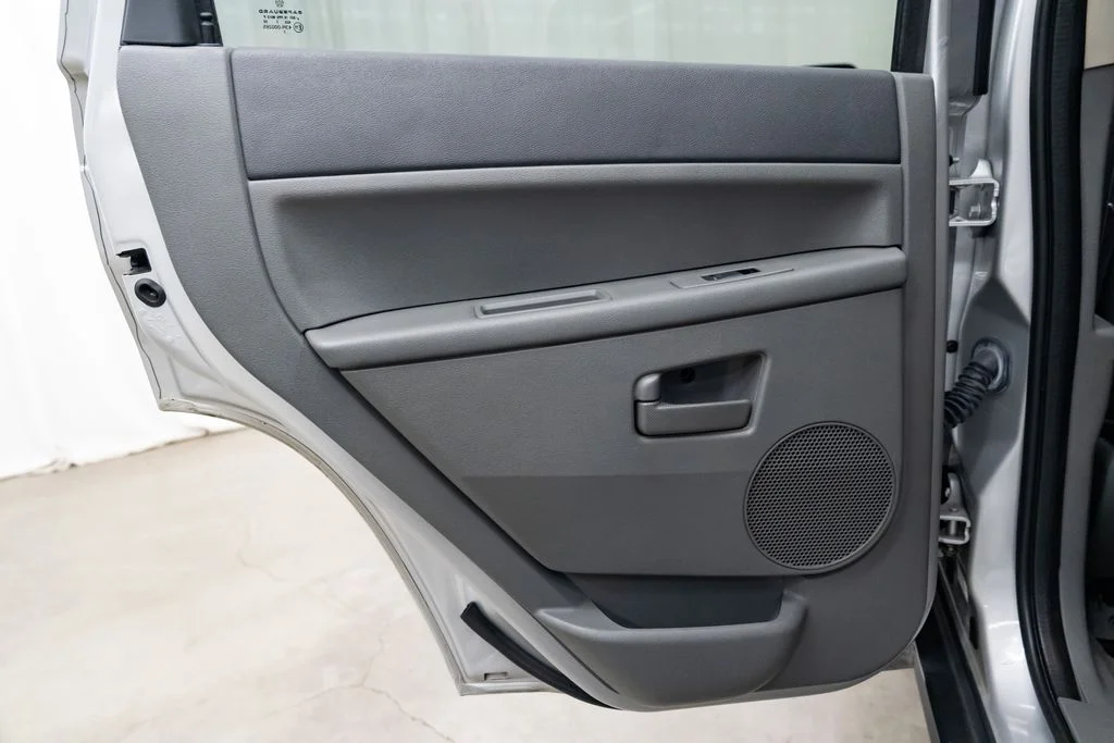 Used 2007 Silver Jeep Laredo image 24