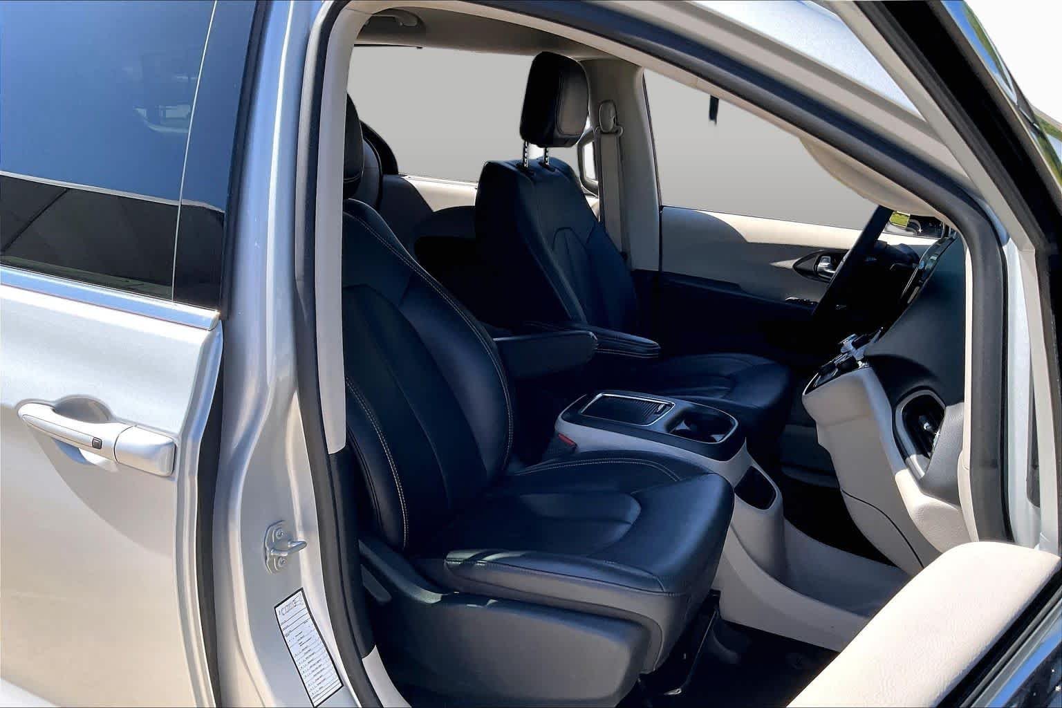 Used 2024 Silver Mist Clearcoat Chrysler Touring L image 9