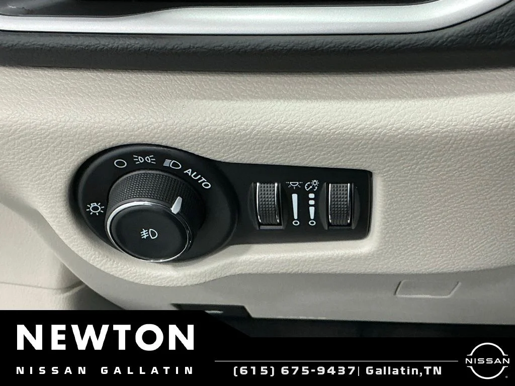 Used 2023 Bright White Clearcoat Chrysler Touring L image 37