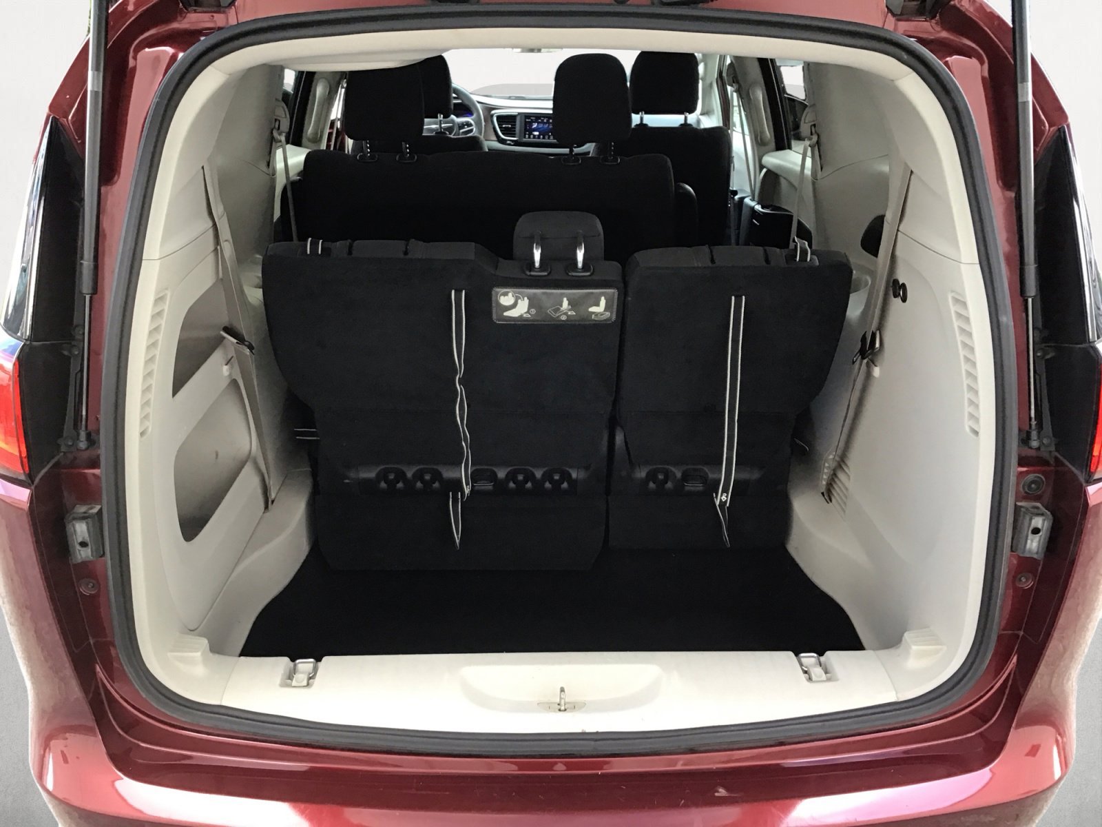 Used 2018 Velvet Red Pearlcoat Chrysler L image 14