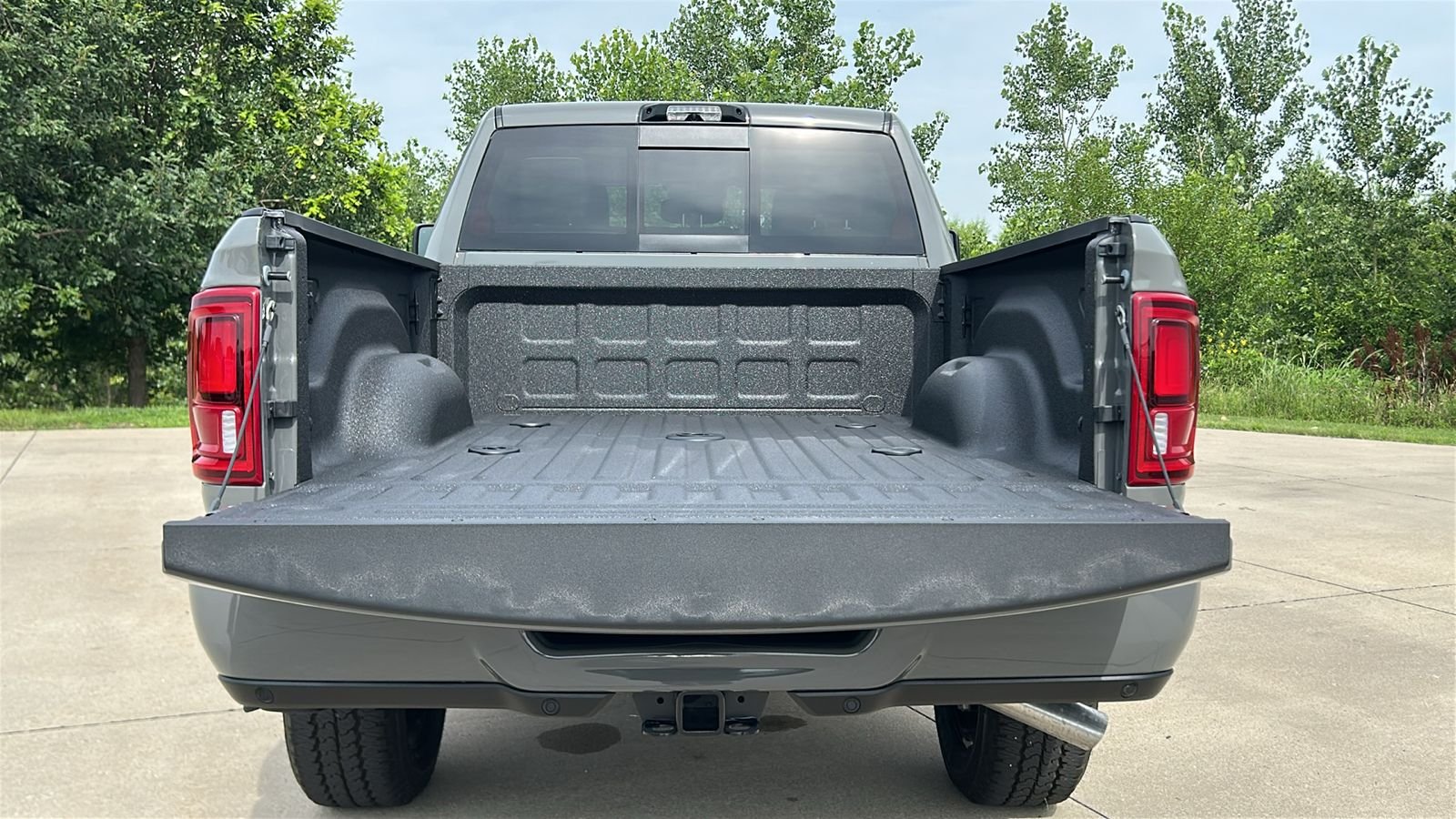 New 2026 Ceramic Gray Clear-Coat Exterior Paint RAM Laramie image 17