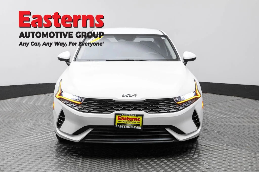 Used 2023 White Kia LXS image 2