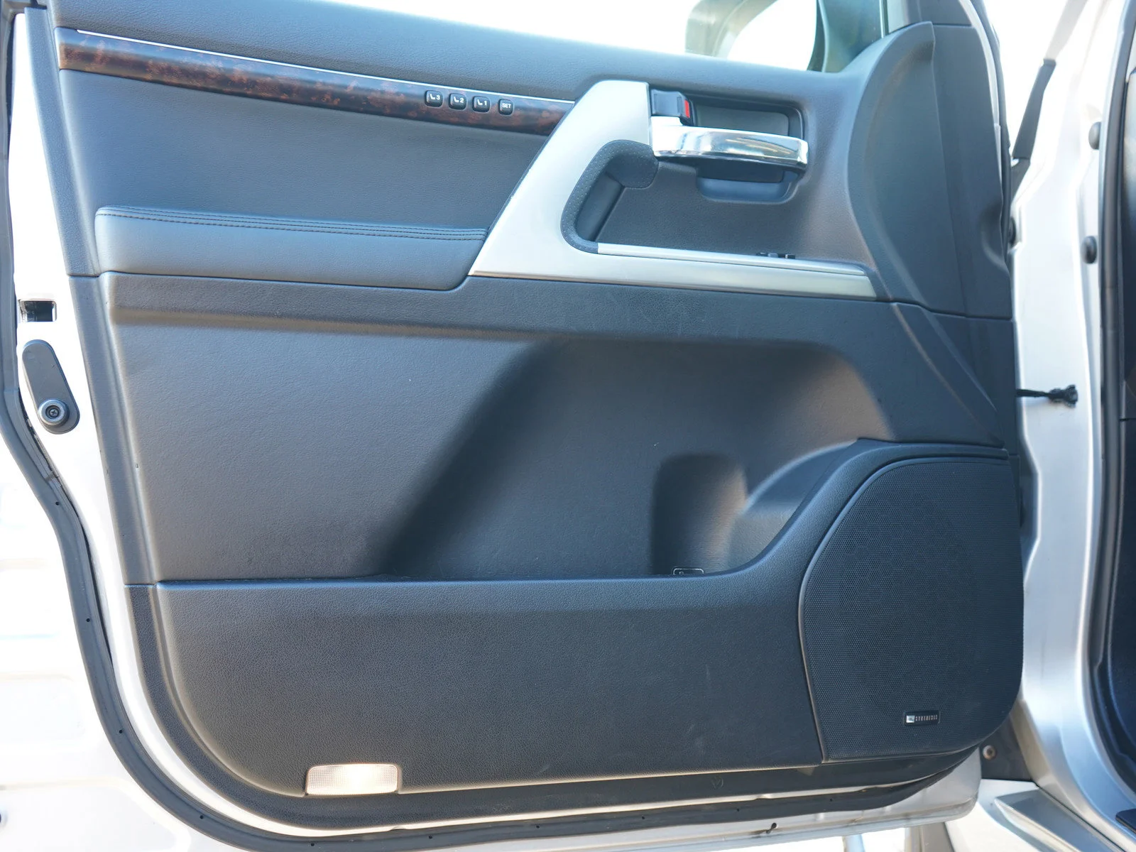 Used 2015 Classic Silver Metallic Toyota Base image 20