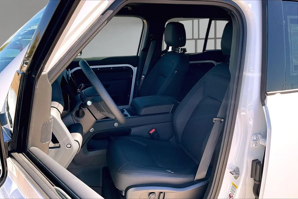 New 2026 White Land Rover X-Dynamic SE image 9