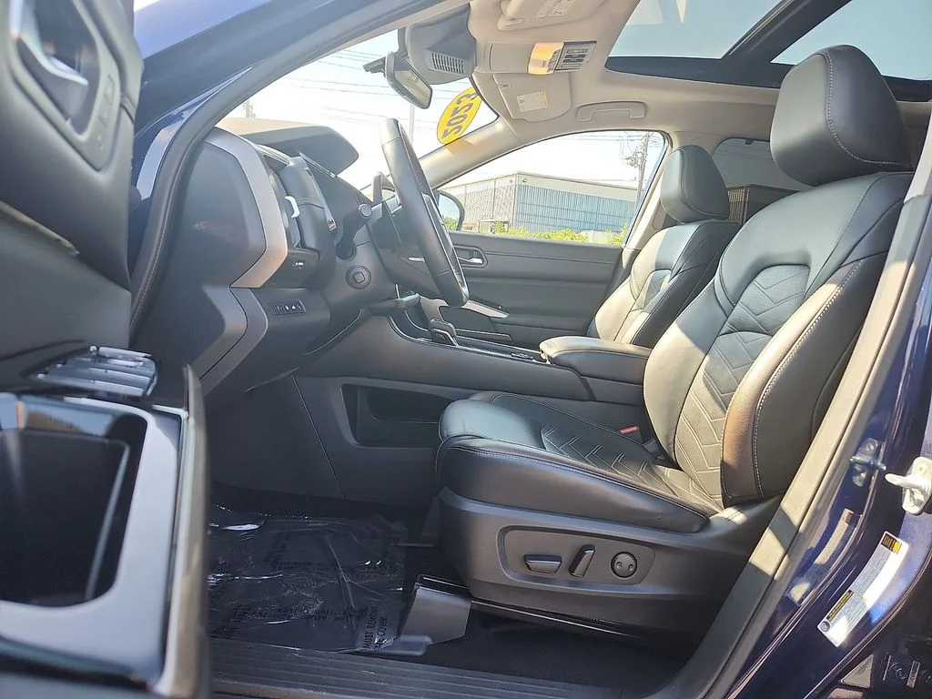 Used 2023 Blue Nissan Platinum image 14