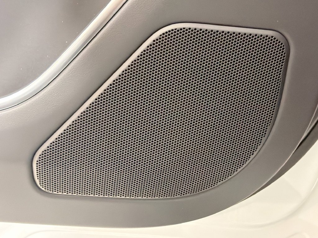 New 2027 Fuji White Land Rover SE image 19