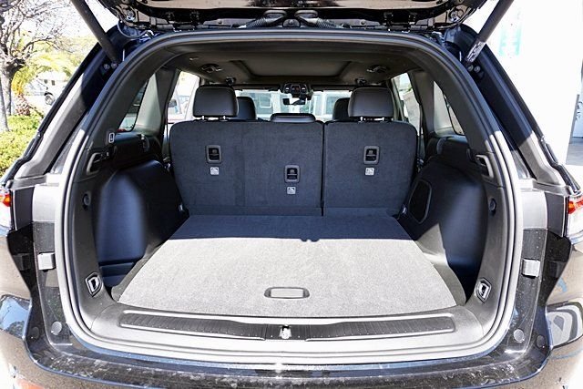 New 2026 Diamond Black Crystal Pearl-Coat Exterior Paint Jeep Limited image 16