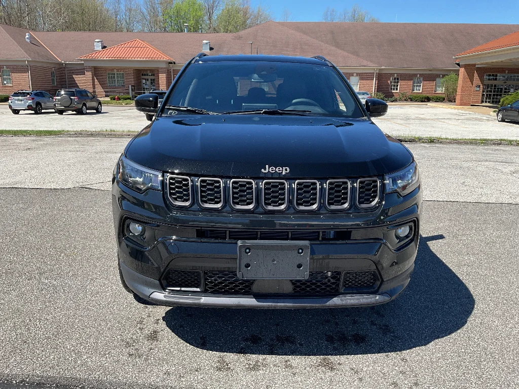 New 2026 Diamond Black Crystal Pearl-Coat Exterior Paint Jeep Limited Altitude image 2