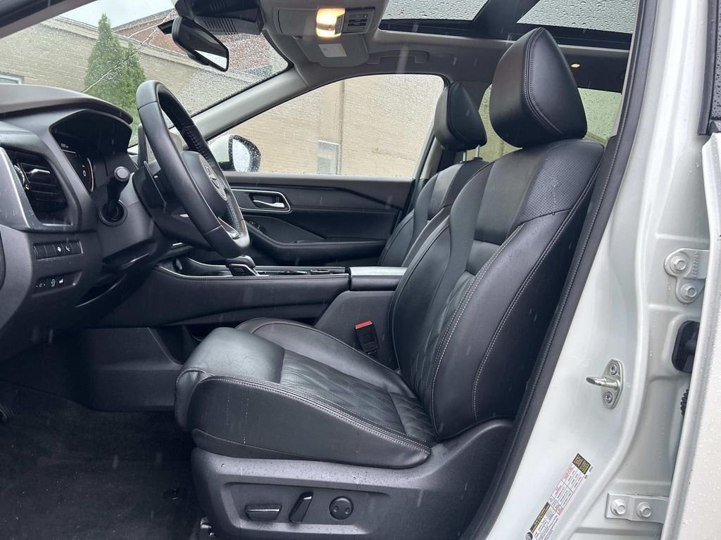 Used 2023 White Nissan Platinum image 16