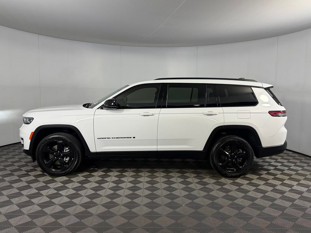 Used 2025 White Jeep Altitude image 10