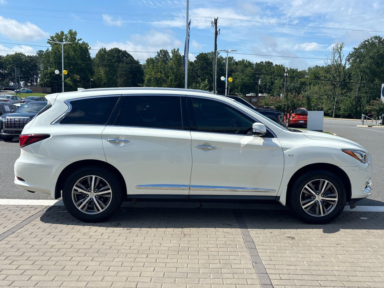 Used 2020 Majestic White INFINITI LUXE image 6