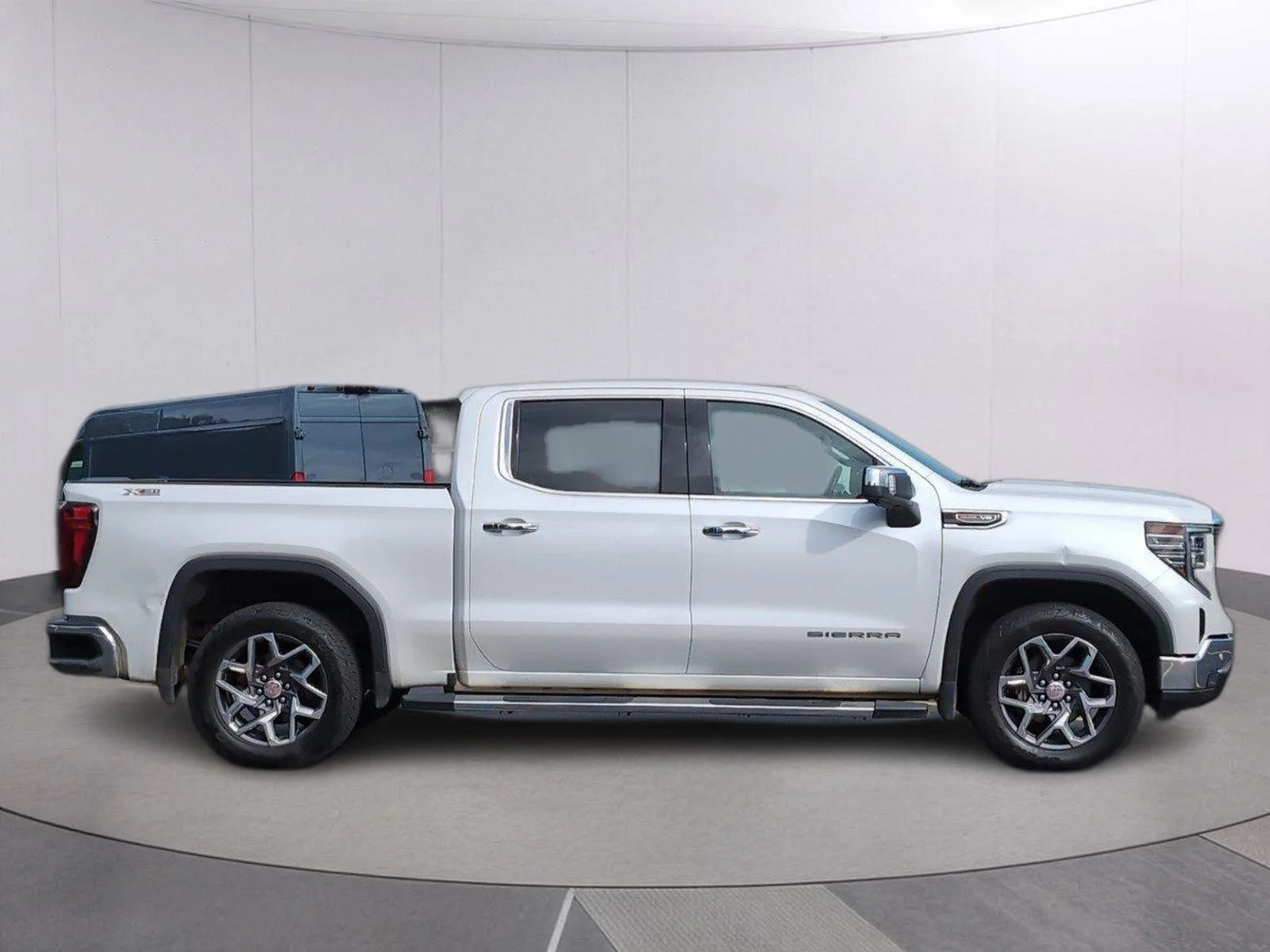 Used 2022 White Frost Tricoat GMC SLT image 6