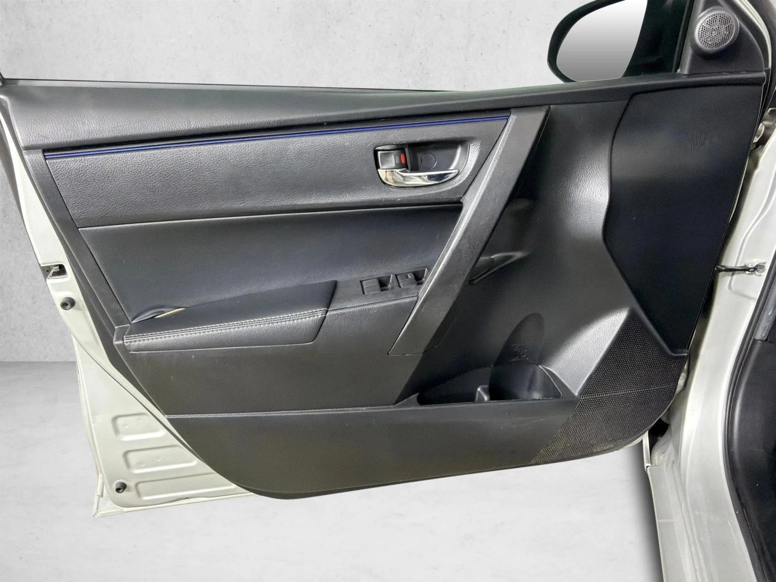 Used 2019 Classic Silver Metallic Toyota SE image 10