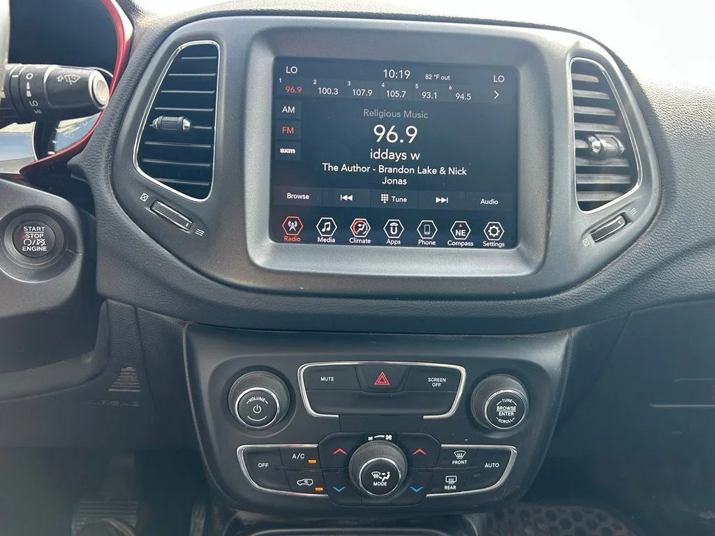 Used 2019 Silver Jeep Trailhawk image 13