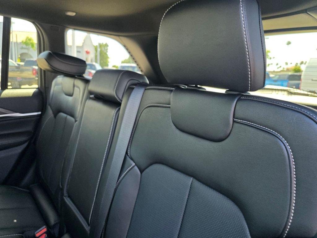 New 2026 Diamond Black Crystal Pearl-Coat Exterior Paint Jeep Limited Reserve image 9