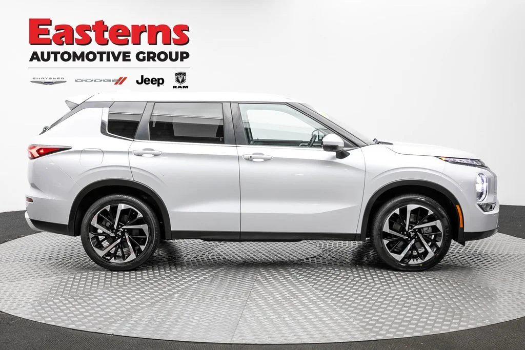 Used 2022 White Mitsubishi SE image 4