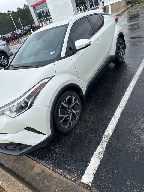 2018 Toyota C-HR XLE Premium's photo
