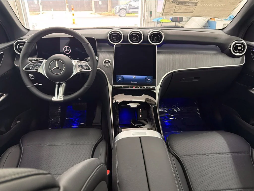 New 2027 White Mercedes-Benz GLC 300 image 22