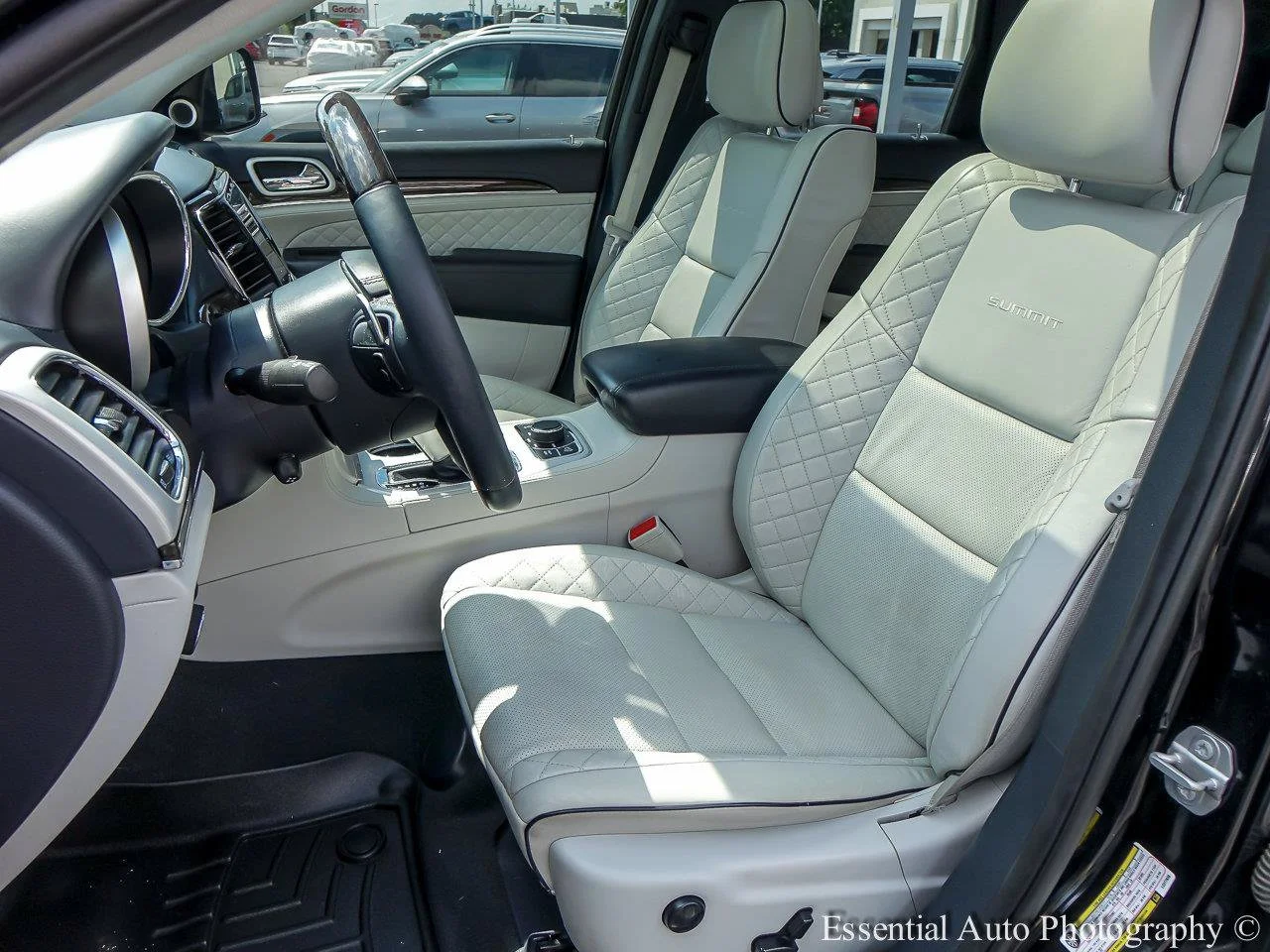 Used 2020 Diamond Black Crystal Pearlcoat Jeep Summit image 7