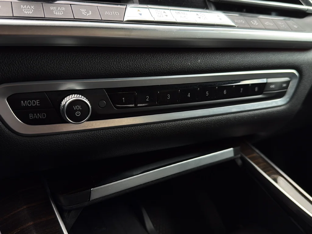 Used 2019 Arctic Gray Metallic BMW xDrive40i image 34