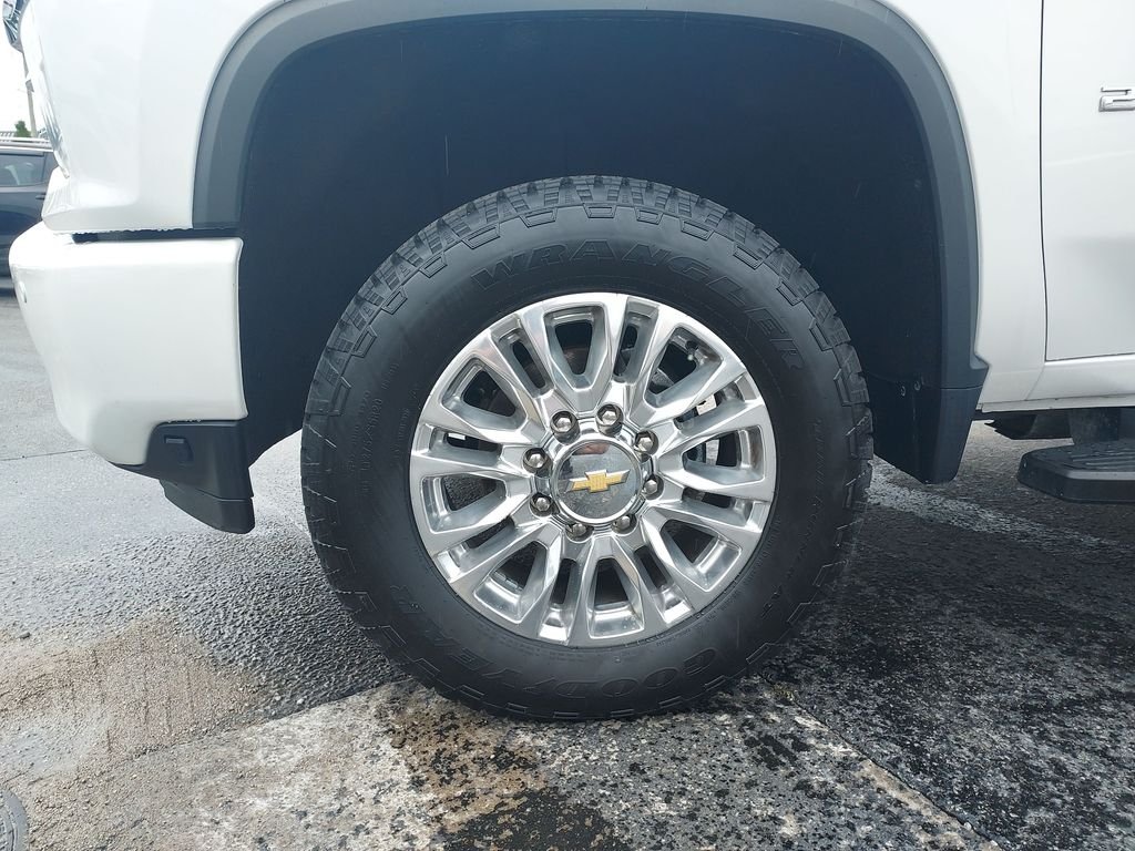 Used 2023 Beige Chevrolet High Country image 9