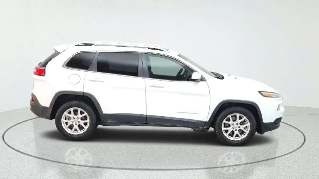 Used 2014 White Jeep Latitude image 13