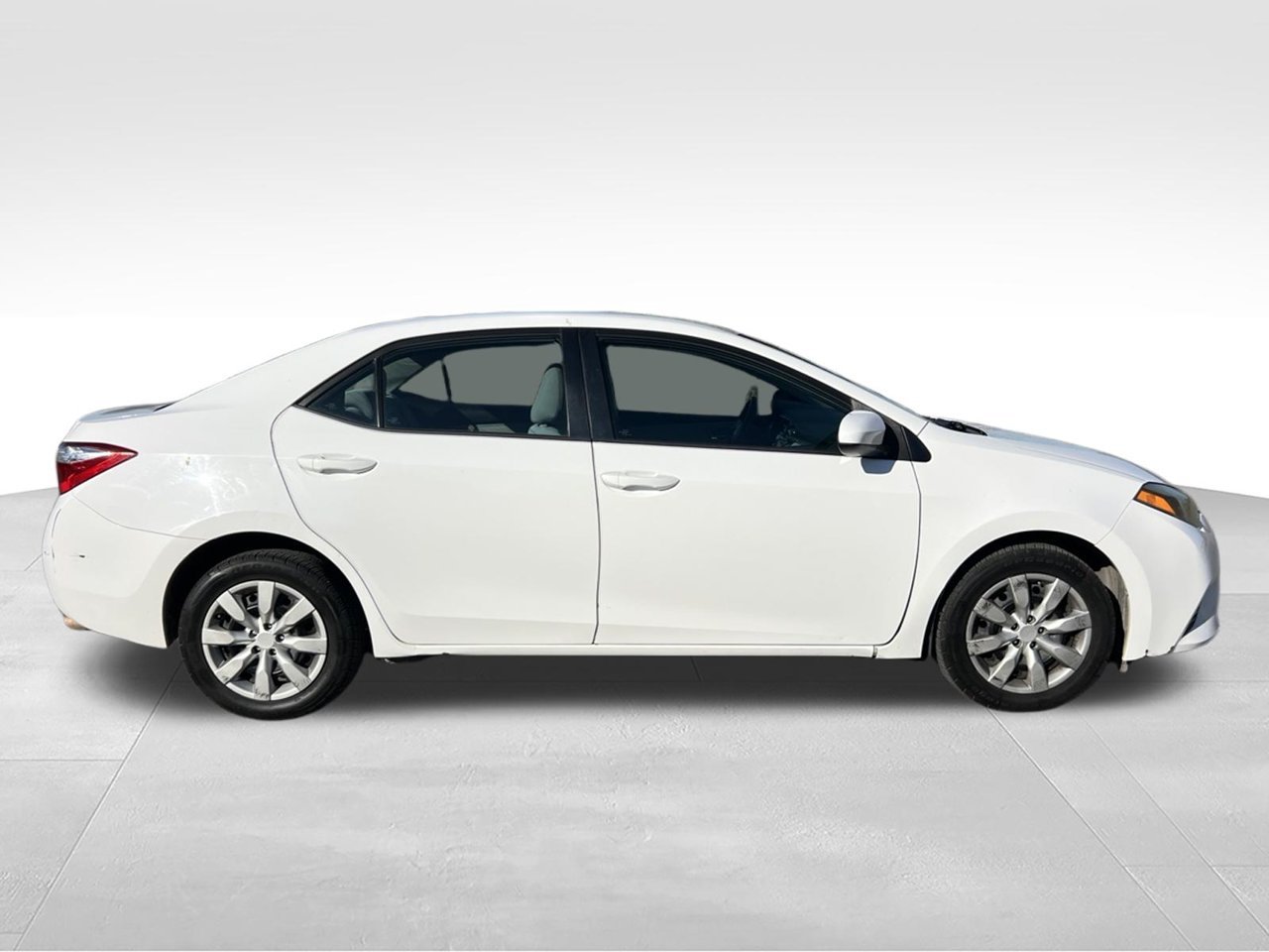 Used 2016 White Toyota LE image 4