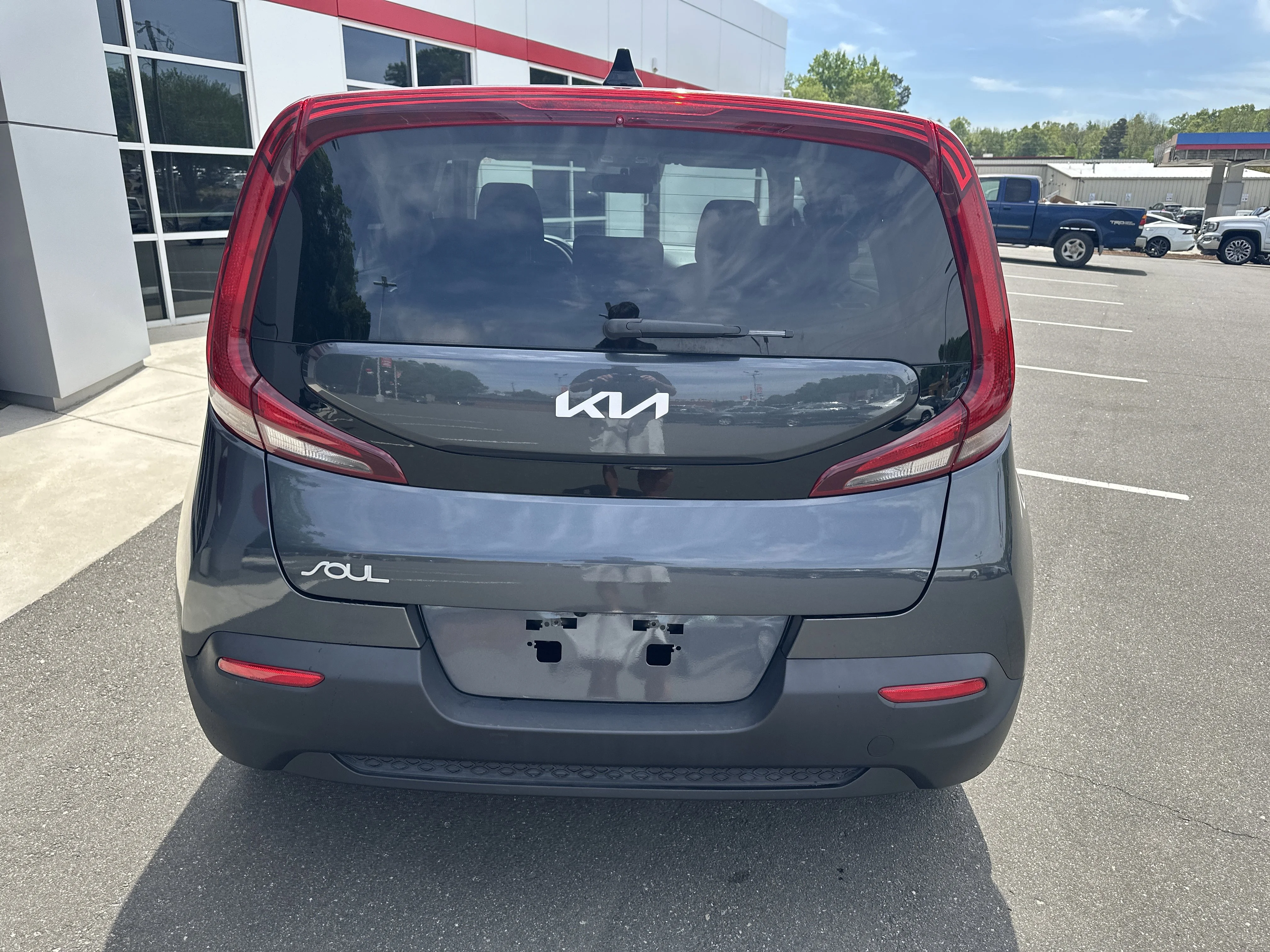 Used 2022 Gravity Gray Kia LX image 7
