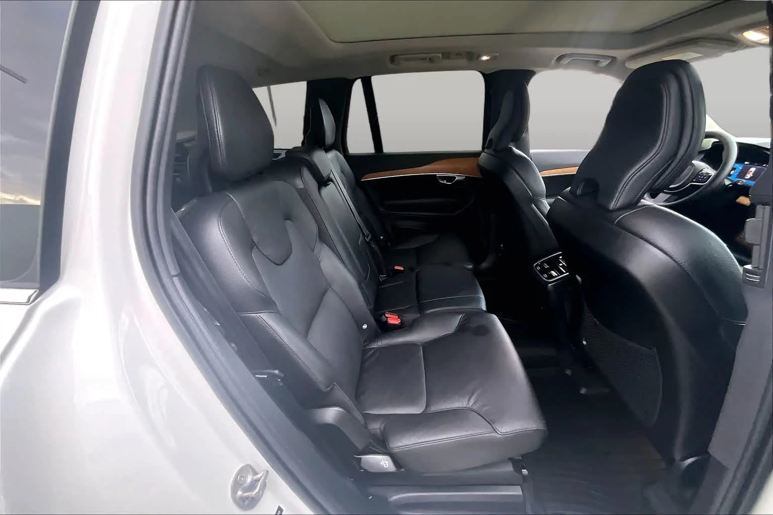 Certified Used 2023 Crystal White Volvo Plus image 20