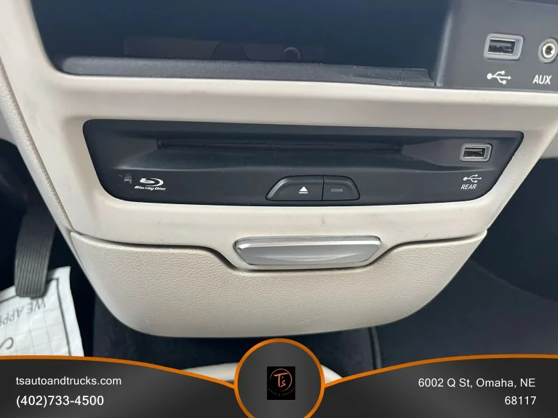 Used 2018 White Chrysler Limited Minivan 4D image 17