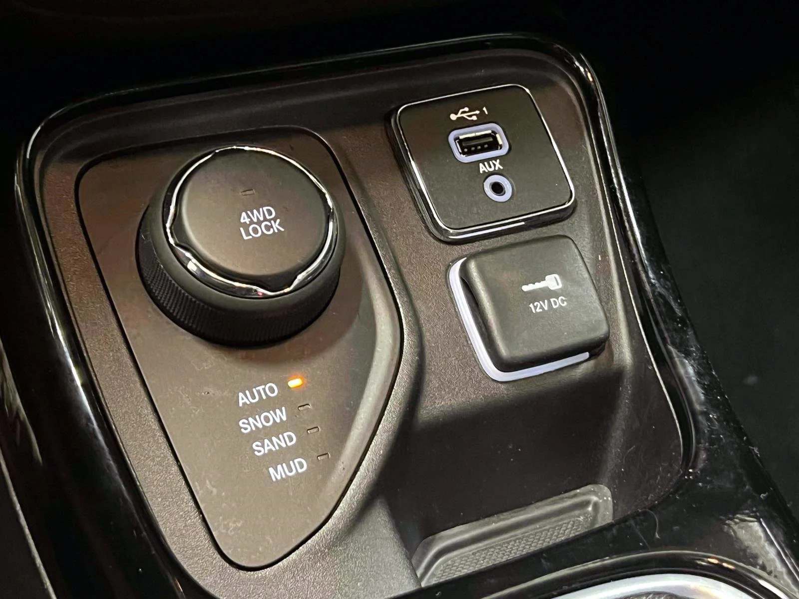 Used 2019 Diamond Black Crystal Pearlcoat Jeep Limited image 30