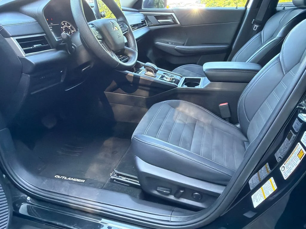 Used 2024  Mitsubishi SE image 9