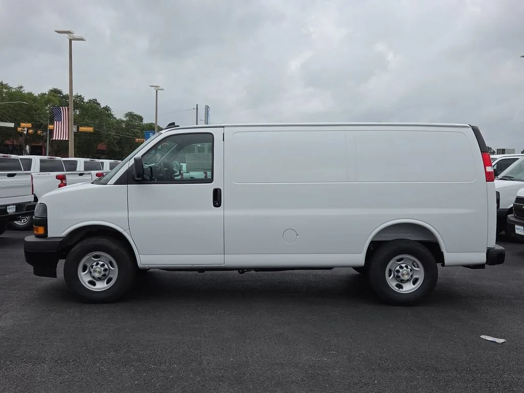 New 2026 Summit White Chevrolet WT image 2