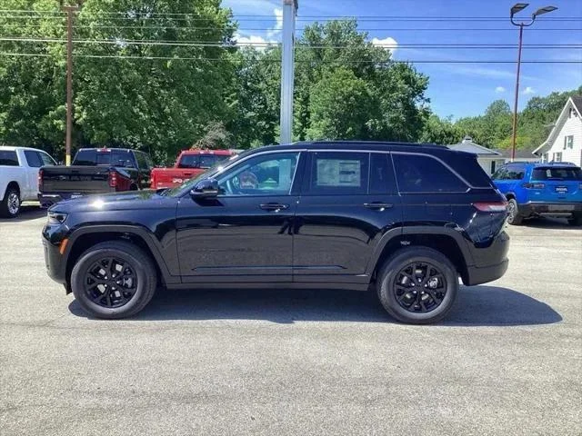 New 2026 Diamond Black Crystal Pearl-Coat Exterior Paint Jeep Laredo image 4