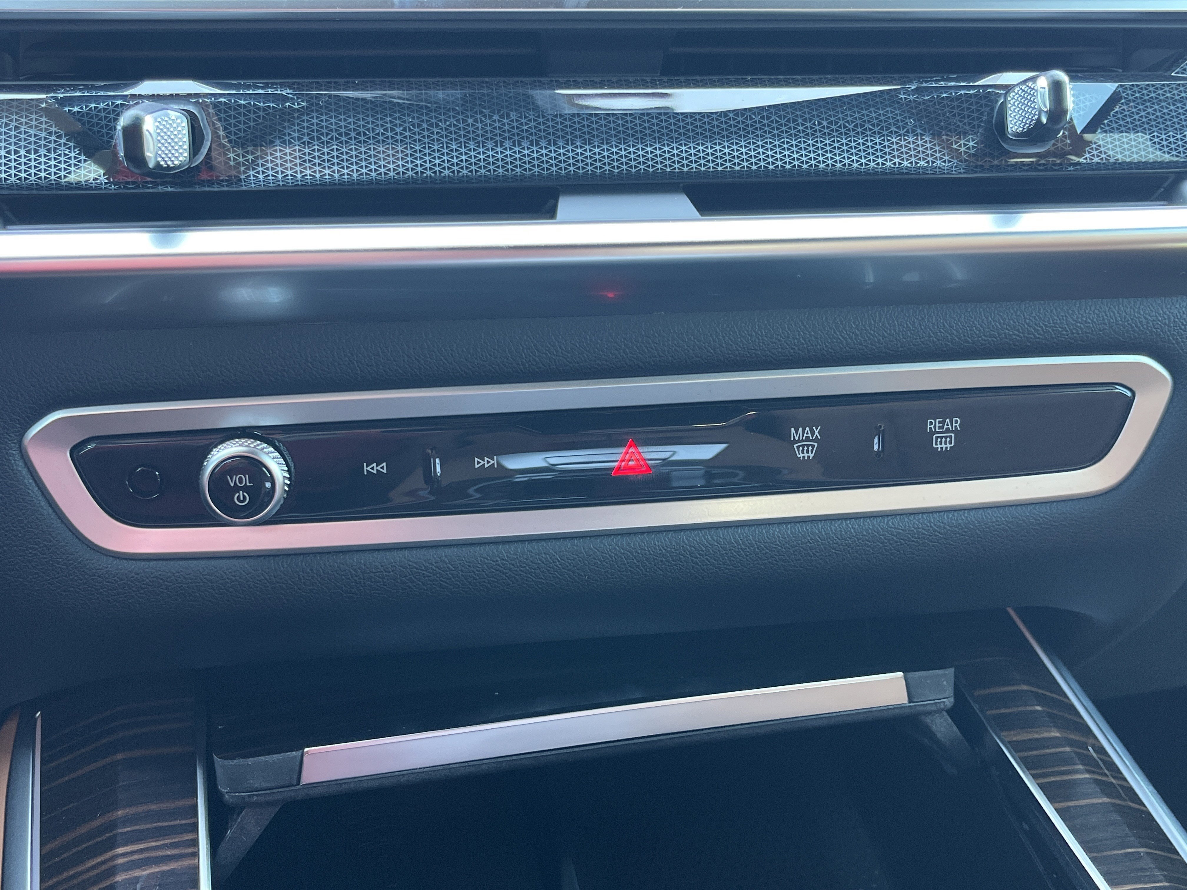 New 2026 Dravit Grey Metallic BMW xDrive50e image 6