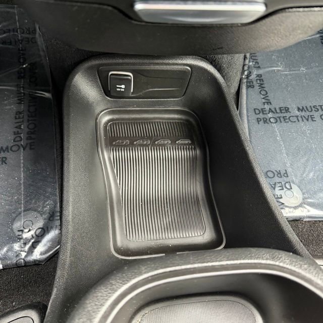 Used 2025  Chrysler Select image 34