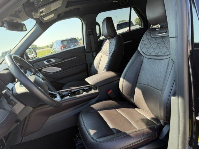 Used 2025 Black Metallic Ford Platinum image 11