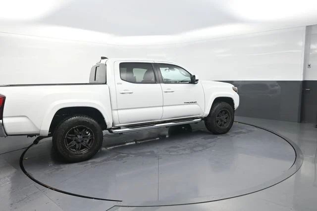 Used 2022 White Toyota SR5 image 18