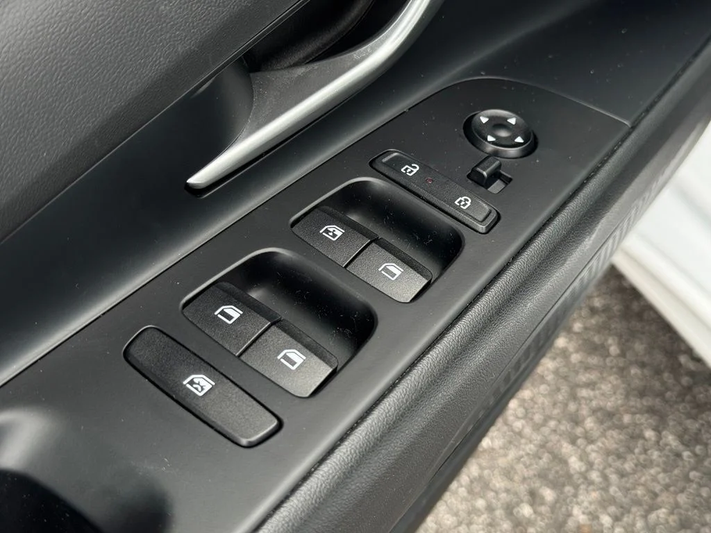 Used 2025 White Hyundai SEL Convenience image 13