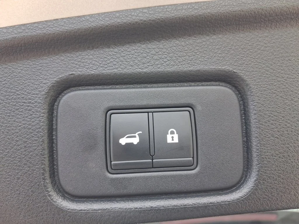 Used 2022 Silver Nissan Platinum image 15