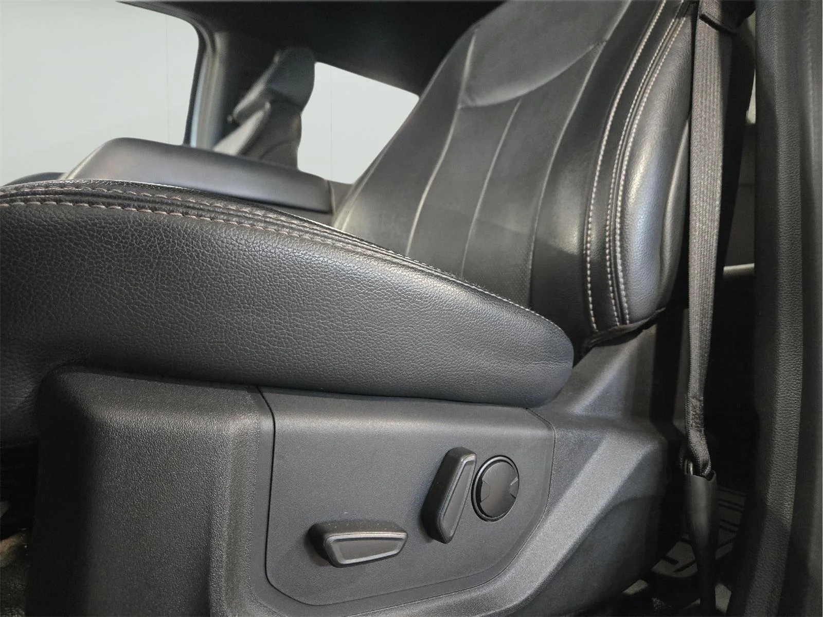 Used 2022 Iconic Silver/Carbonized Gray Ford Lariat image 14