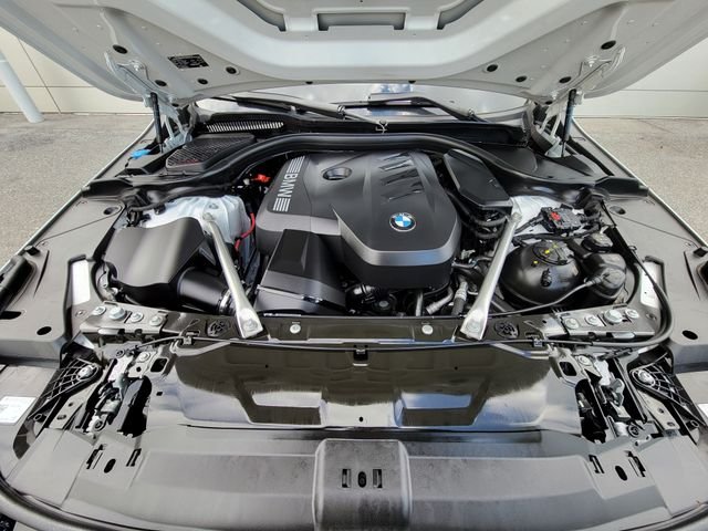Used 2025 White Metallic BMW 530i image 9