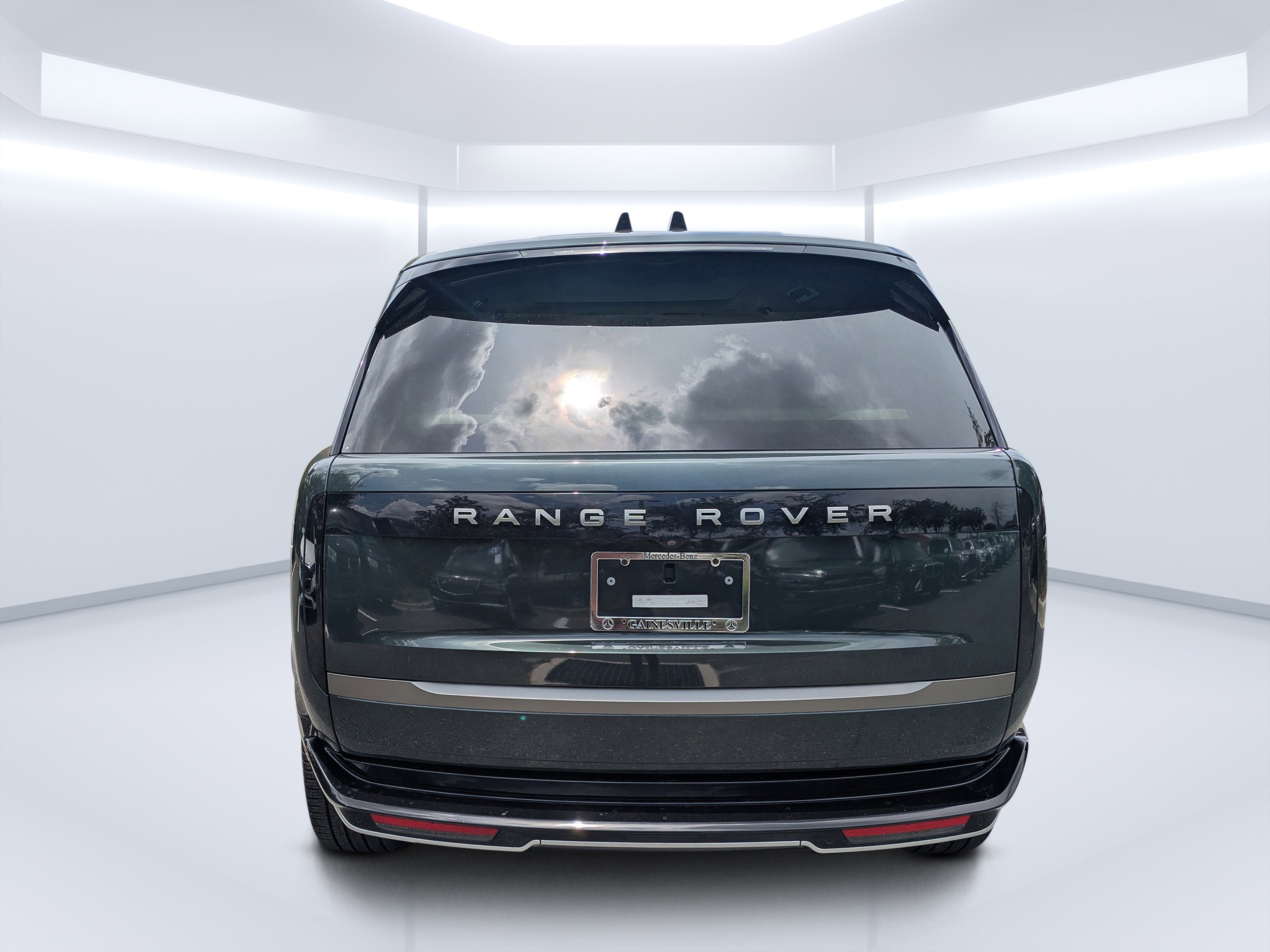 Used 2025 Belgravia Green Metallic Land Rover SE image 4