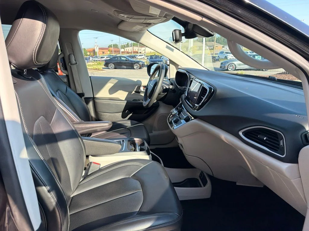 Used 2023 Black Chrysler Touring L image 26