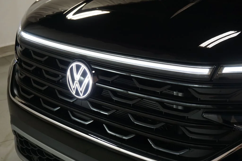 New 2026 Black Volkswagen 2.0T SE w/Technology image 33