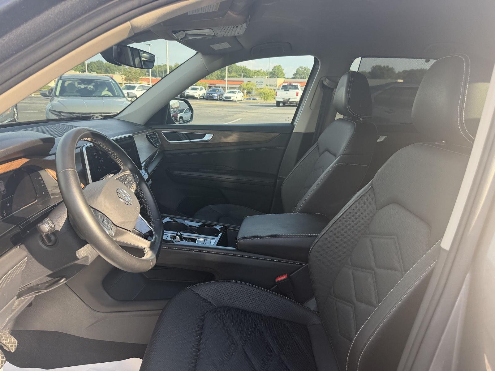 Used 2025  Volkswagen 2.0T SE w/Technology image 12
