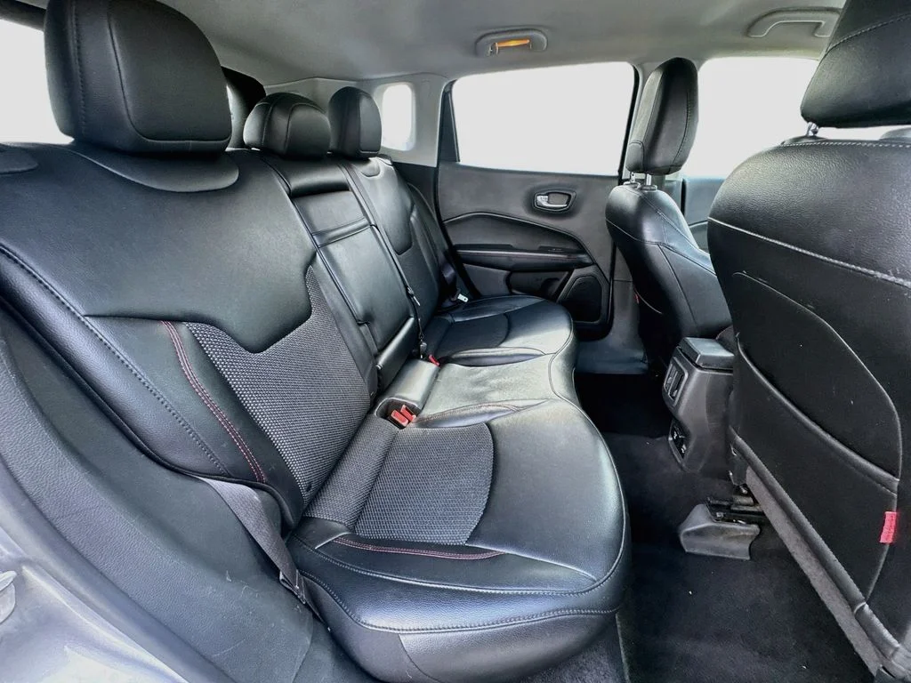 Used 2019 Silver Jeep Trailhawk image 31